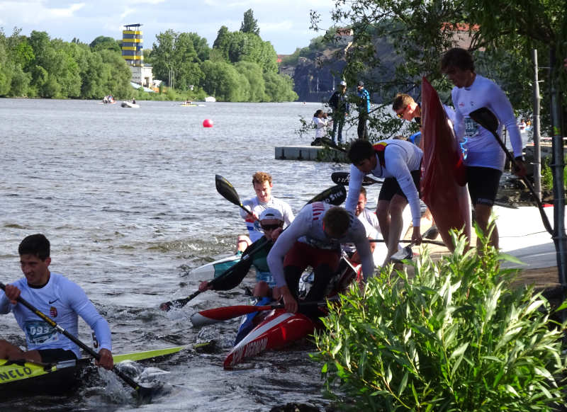 Leif steigt an der Portage in sein Boot<br />

