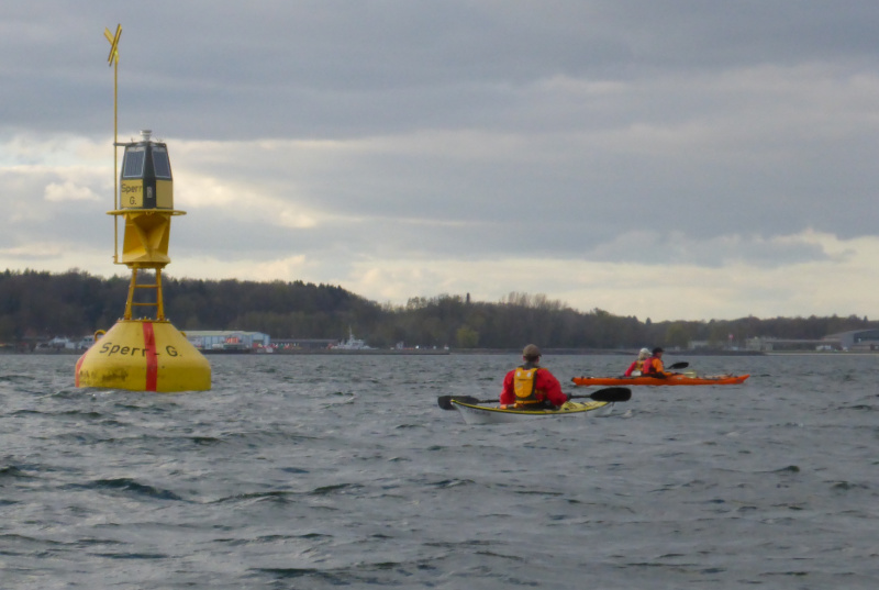 Zwei Paddelnde auf der Ostsee an einer Sperrtonne