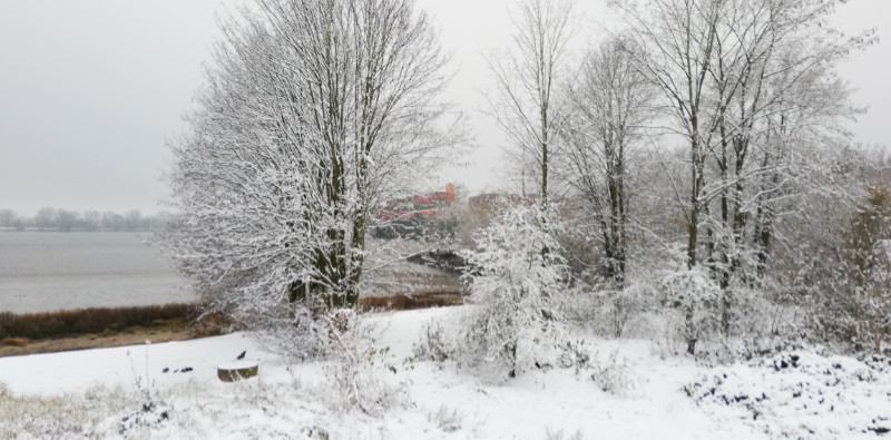 Schneebedeckte Landschaft am Elbufer<br />
