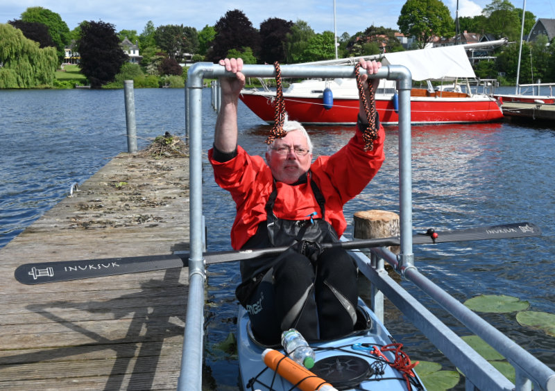 Martin, Vereinsmitglied beim Lübecker Kanu- und Segelsportverein, zeigt den Einstieg mit der Einstiegshilfe<br />
